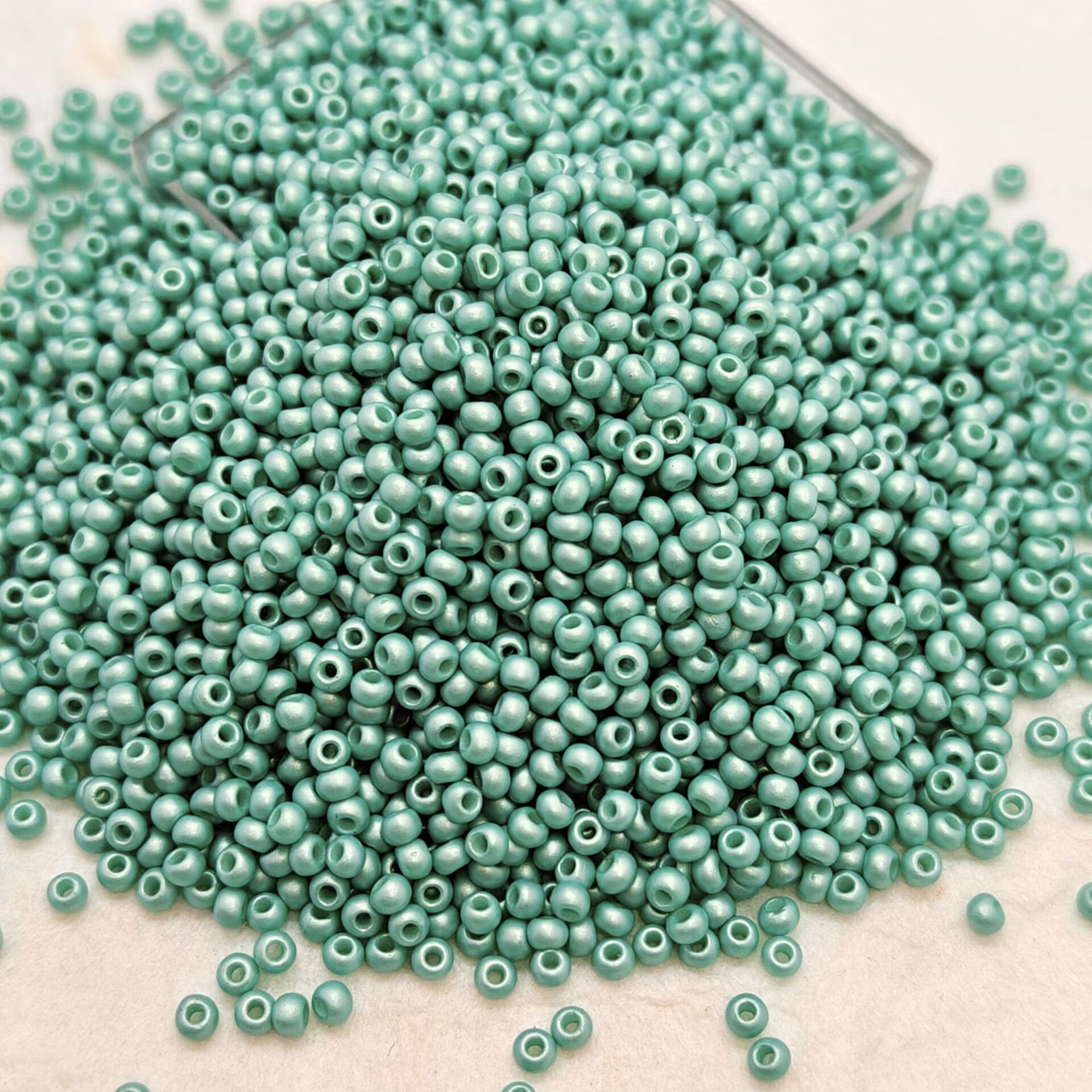 600pcs Round Glossy Glass Seed Beads for Jewelry Making